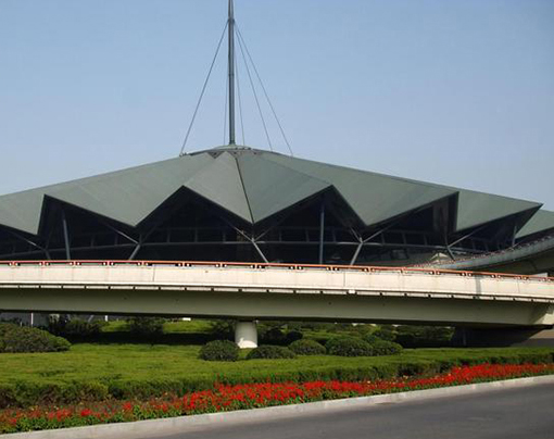 鋁鎂錳板在我國(guó)起步不到十年，許多人懷疑我國(guó)屋頂系統(tǒng)的使用