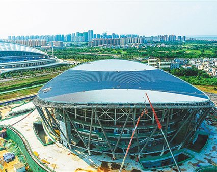 ?？谖逶春游捏w中心二期體育館鋼結構主體封頂