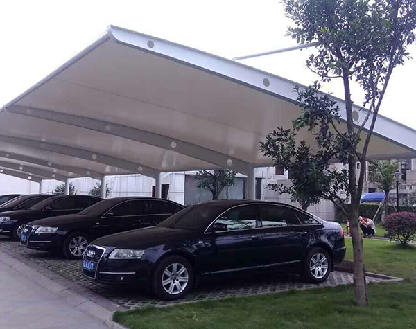 膜結(jié)構(gòu)停車棚建筑的特性有哪些？